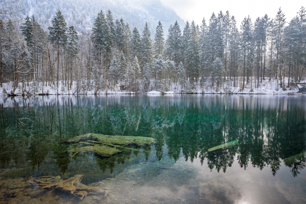 Christlessee im Trettachtal mit klarem Wasser und schneebedecktem Ufer