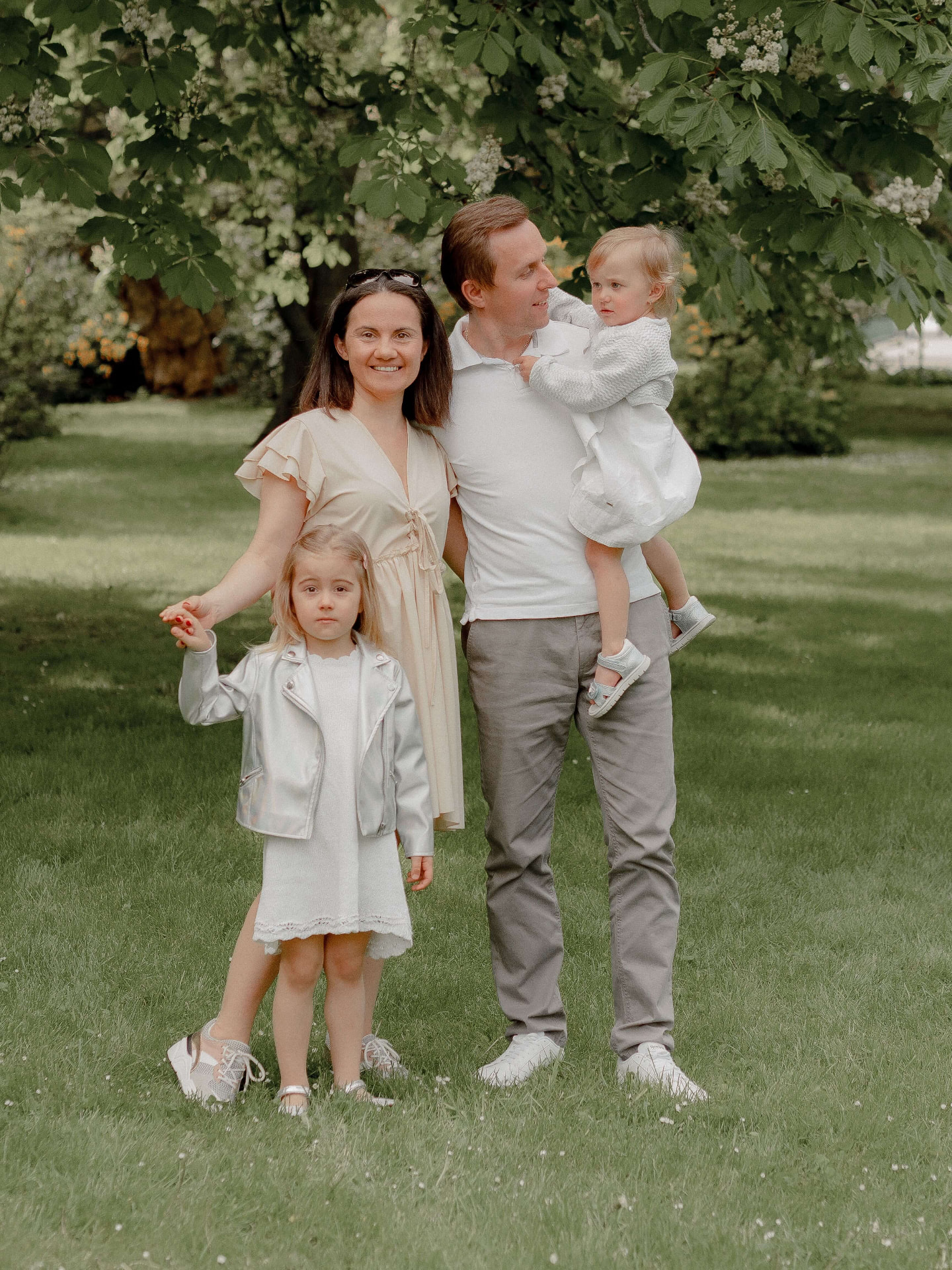 Familie Berger im Garten hinter dem Chalet Hochsonn