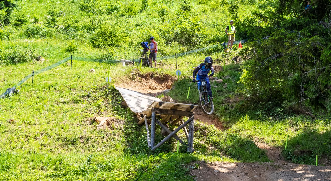 Mountainbiker auf einem Weg in den Allgäuer Bergen