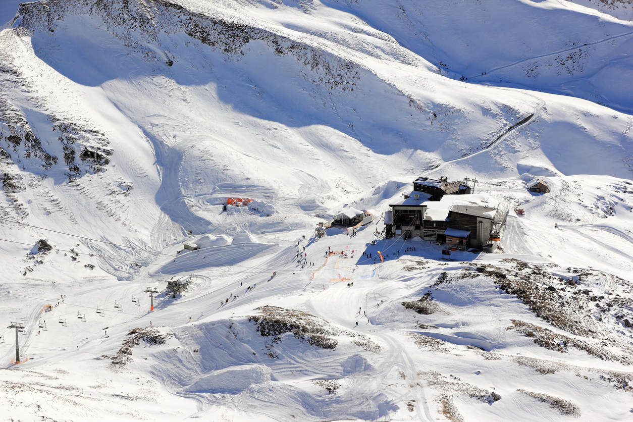 Bergstation am Nebelhorn im Winter mit Liftanlagen und Skifahrern