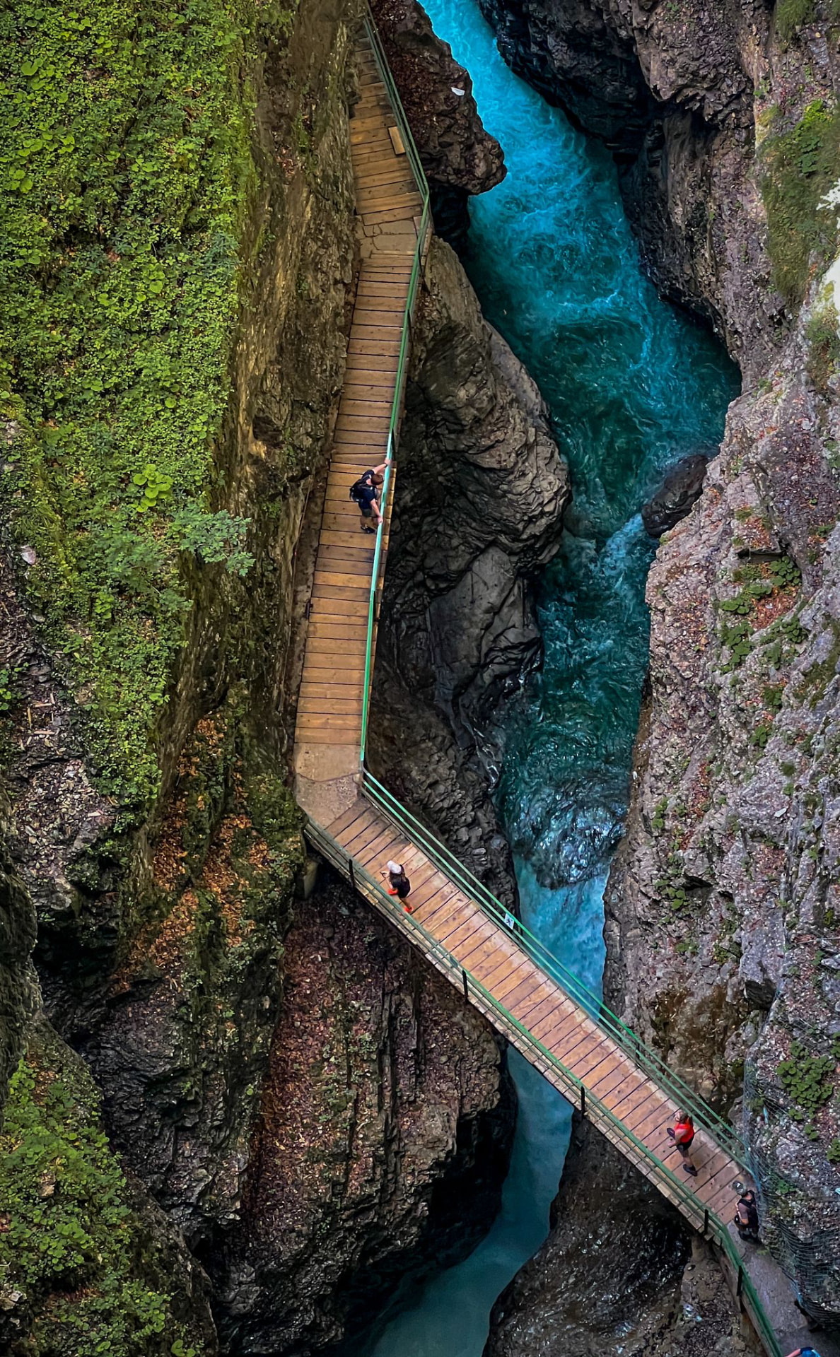 Holzstege über der Breitach in der Breitachklamm, von oben gesehen