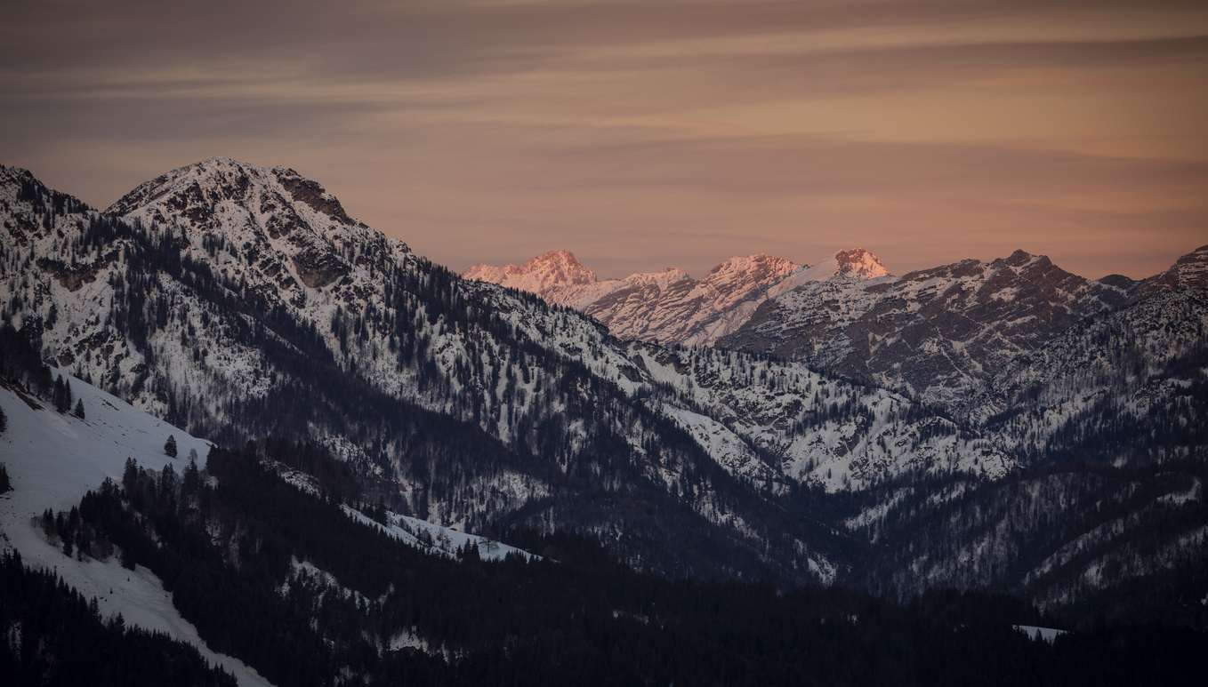 Alpenglühen auf schneebedeckten Graten der Allgäuer Alpen